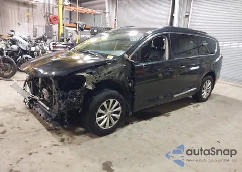 2017 Chrysler Pacifica Touring-L z USA, uszkodzony, nr VIN 2C4RC1BG8HR501315